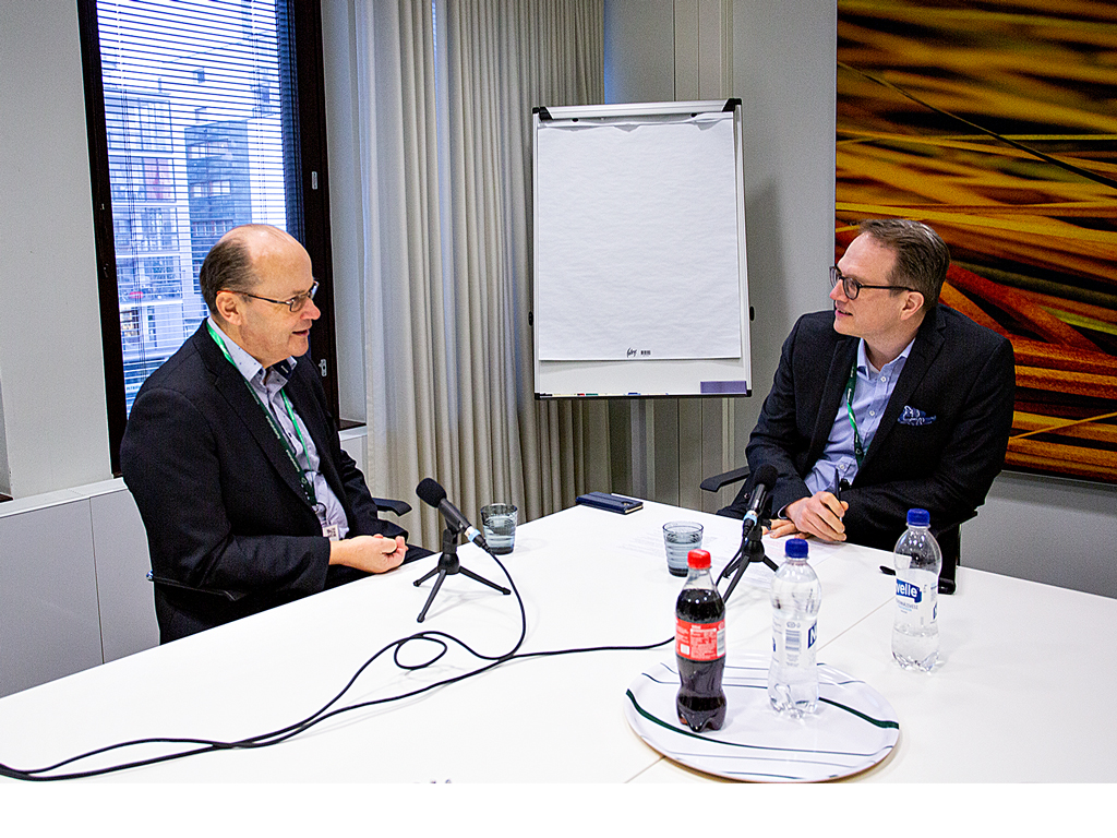 Kuvassa Roger Wessmann ja Timo Vesala tallentamassa Huomisten talous -podcastia.