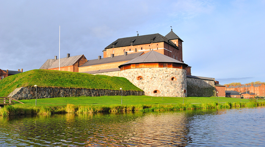 Kuvituskuva, jossa on Hämeen linna kesäpäivänä kuvattuna