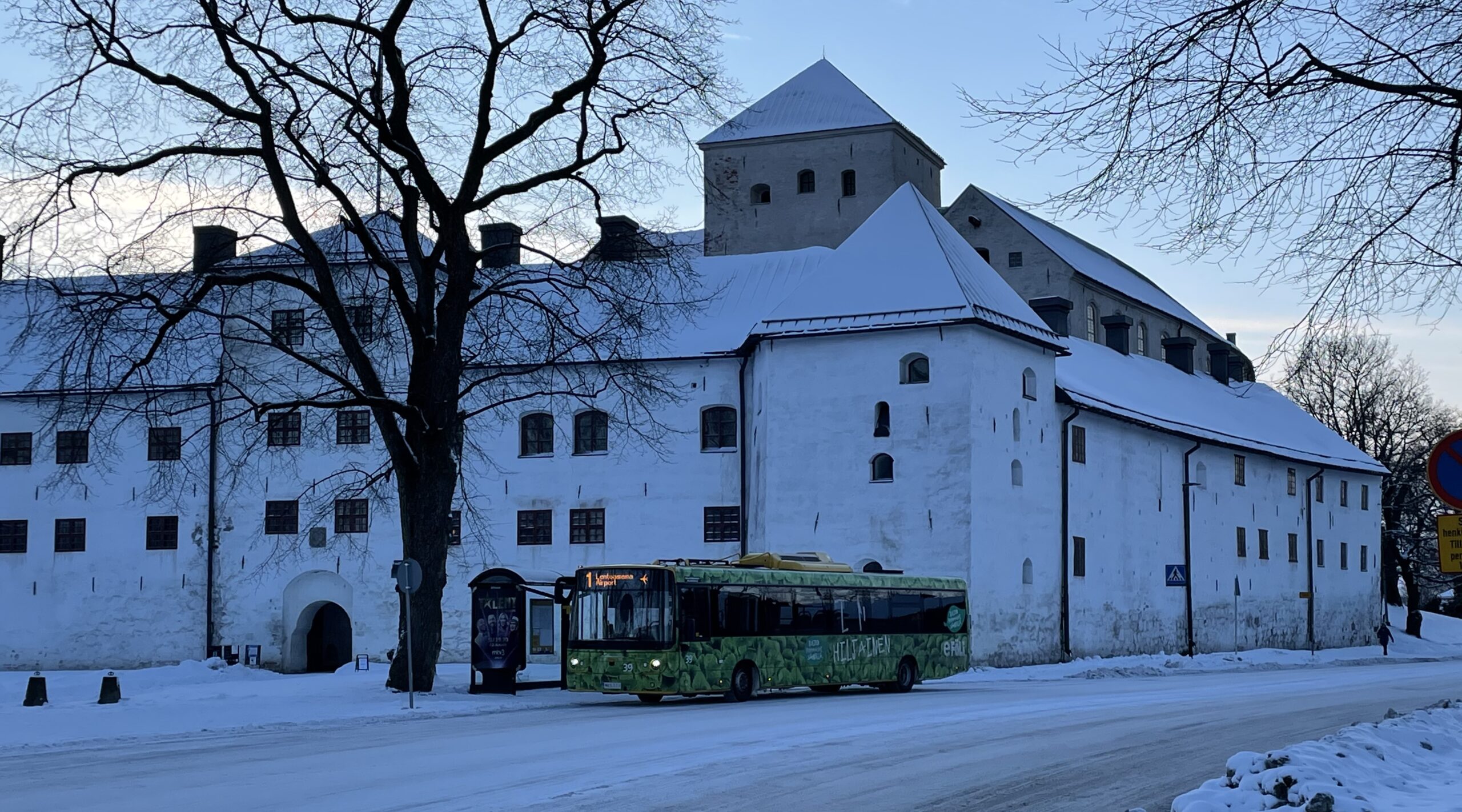 Kuvassa Turun Kaupunkiliikenteen sähköbussi talvisissa maisemissa Turussa.