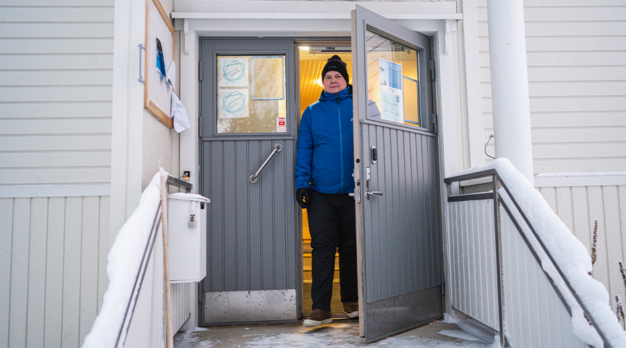 Muonion kunnan vs. hallintojohtaja Matti Pinola avaa kunnanviraston oven hymyillen maanantaina 20. päivänä joulukuuta 2021.