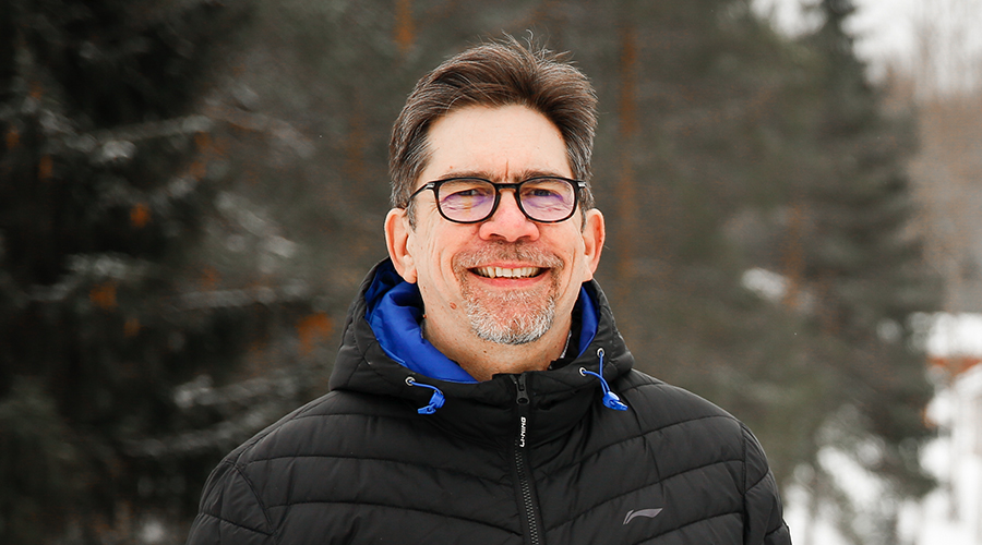Merijärven kunnanjohtaja Kari Jokela kuvattuna talvisessa maisemassa, metsää vasten.