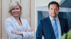 Kuvapari: vasemmalla Kuhmon kaupunginjohtaja Tytti Määttä vaaleassa jakkupuvussa, oikealla Lappeenrannan kaupunginjohtaja Kimmo Jarva tummansinisessä puvussa.