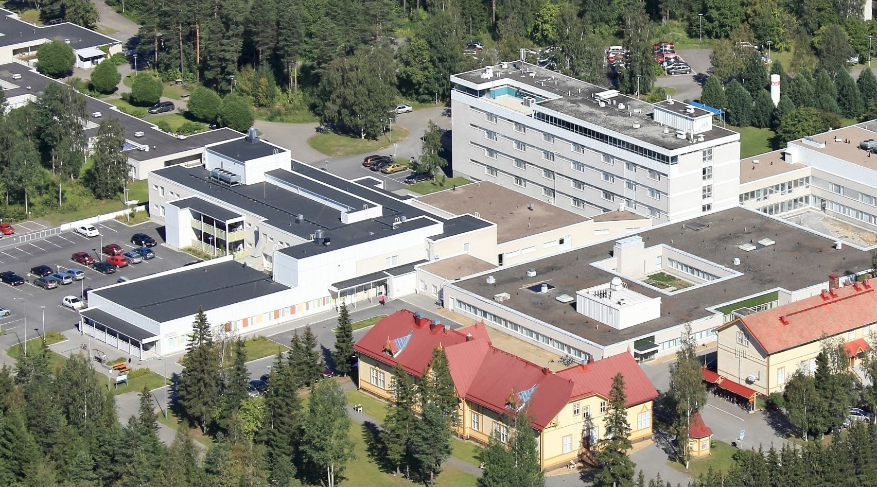Kuvassa on Raahen sairaala ilmasta kuvattuna aurinkoisena päivänä.