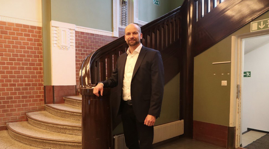 Mikkelin kaupunginjohtaja Janne Kinnunen seisoo portaikon vieressä.
