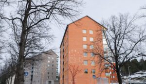 Kuvassa on Turun Mäntymäessä sijaitseva 1950-luvun kerrostalo, joka uudistettiin osana TVT Asuntojen vihreän rahoituksen hanketta.