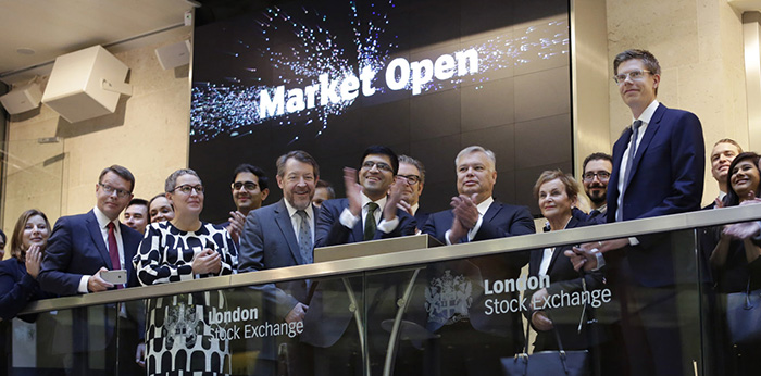 a Crowd of people in the London Stock Exchange celebrating Finland's first green bond in a market opening ceremony