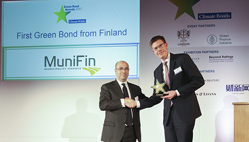 MuniFin´s Antti Kontio receiveing Climate Bonds Initiative’s 2017 Green Bond Pioneer Award