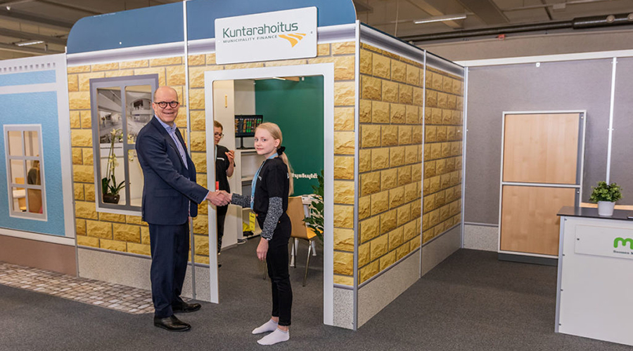 Municipality Finance CEOs - Esa kallio and 12-year-old Mona - meet each other in Yrityskylä (enterprise for schoolchildren