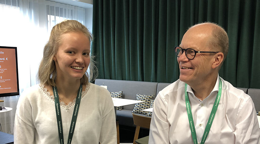 a young entrepreneur Eerika Nissilä chatting with MuniFin's CEO Esa Kallio