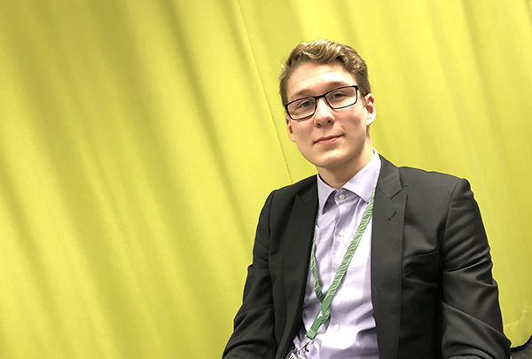 Kuvassa on Santeri Simonen, joka seurasi Kuntarahoituksen toimitusjohtajan työpäivää.