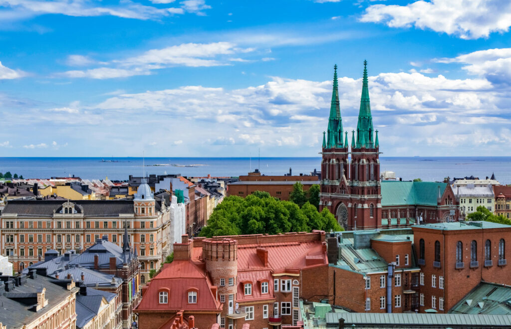 Kuvituskuva, jossa näkyy kesäisen Helsingin silhuetti.
