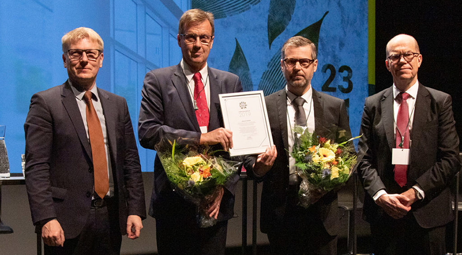 Repsentatives of the city of Joensuu receiving MuniFin´s Green Pioneer of the Year -award.