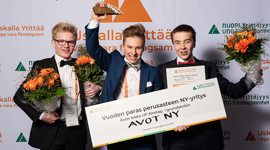 Uskalla yrittää -voittajajoukkue AVOT