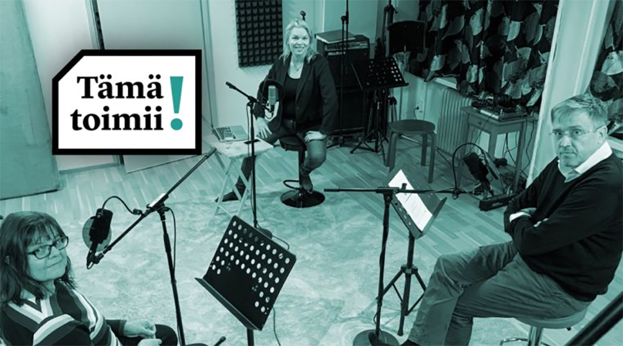 Kuvituskuva, jossa äänitetään studiossa podcast-lähetystä.