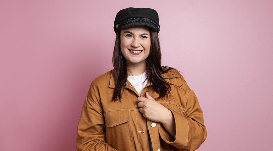 Kuvasa on Jennysvoices-kanavasta tunnettu tubettaja ja ääninäyttelijä Jenny Pitkänen.