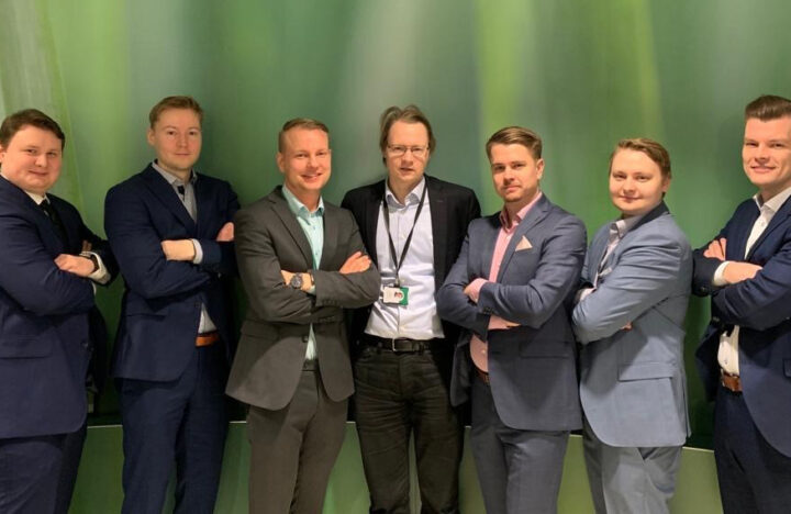 Kuvasa on ryhmä miehiä, jotka muodostavat Kuntarahoituksen Counter Strike -peliä vapaa-ajallaan yhdessä pelaavvan joukkueen.