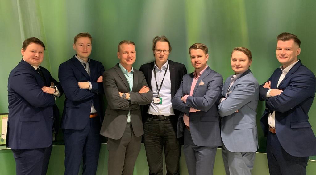 Kuvasa on ryhmä miehiä, jotka muodostavat Kuntarahoituksen Counter Strike -peliä vapaa-ajallaan yhdessä pelaavvan joukkueen.