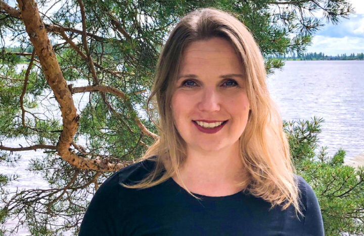 Kuvassa on Kuntarahoituksen sisäisestä tarkastuksesta vastaava Saija Suonpää kuvattuna etätyömaisemassaan Kainuussa.