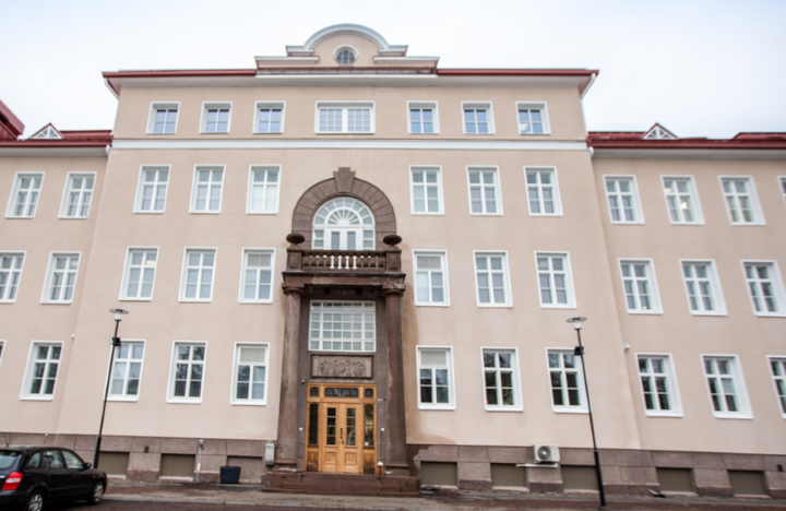 Kuvassa on Raaseporin kaupungintalo, joka on kunnostettu vanhan sairaalan tiloihin.