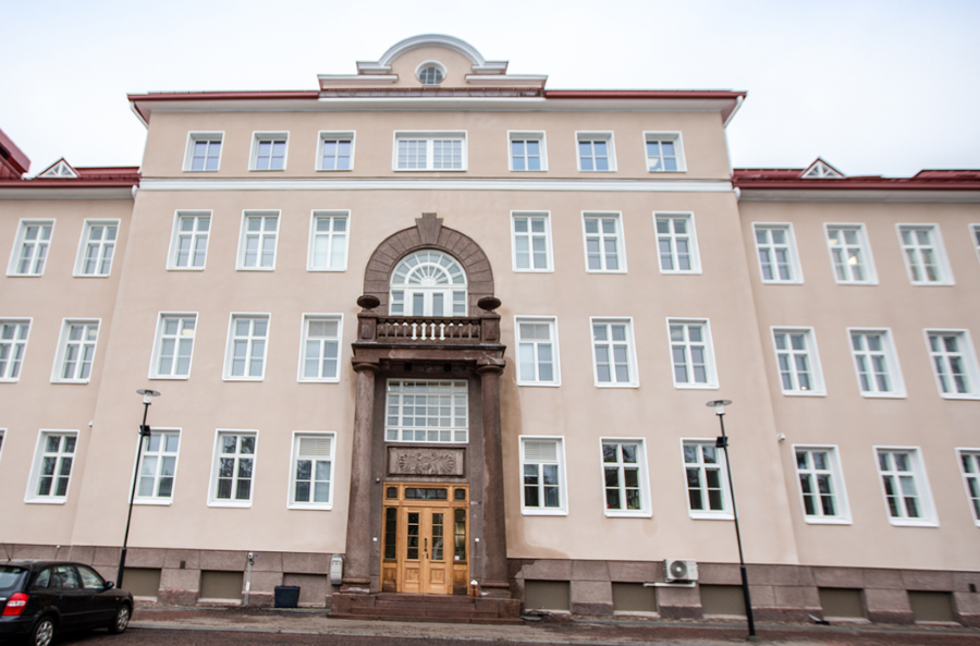 Kuvassa on Raaseporin kaupungintalo, joka on kunnostettu vanhan sairaalan tiloihin.
