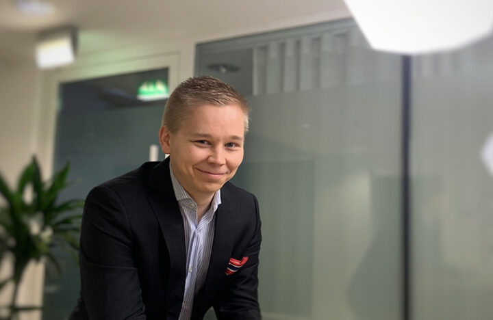 Kuvassa hymyilee Kuntarahoituksen digitaalisten palveluiden asiantuntija Jaakko Suhonen.