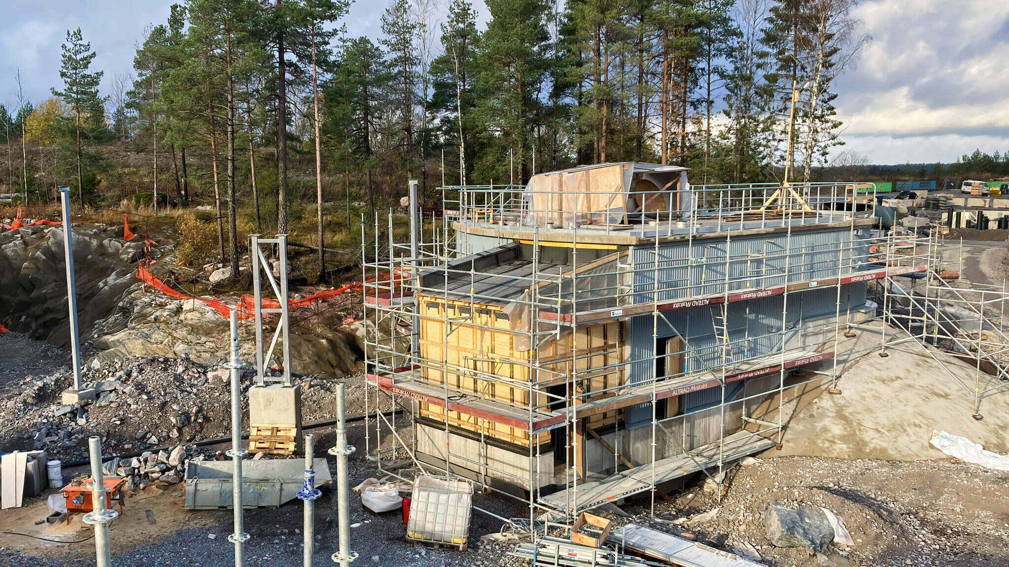 Blominmäen jätevedenpuhdistamo rakennusvaiheessa. Kuvassa on osa jätevedenpuhdistamon maanpäällistä osaa rakkenustelineiden ympäröimänä.
