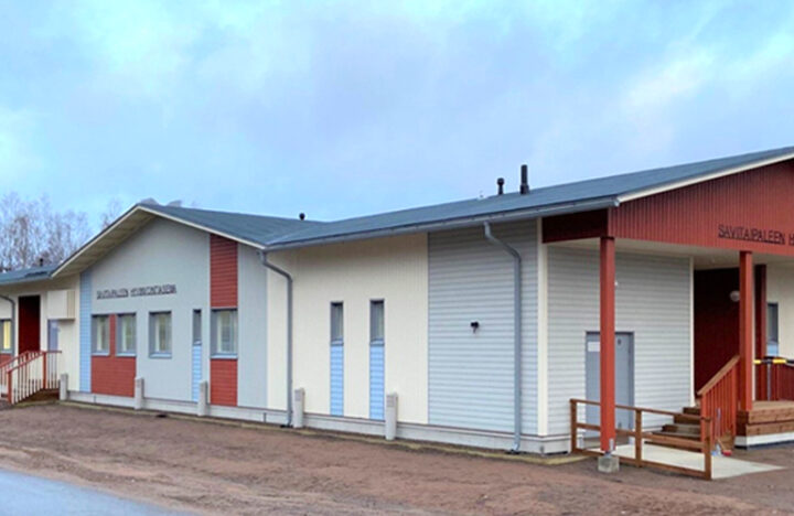 Kuvassa on yksikerroksinen, harjakattoinen rakennus.