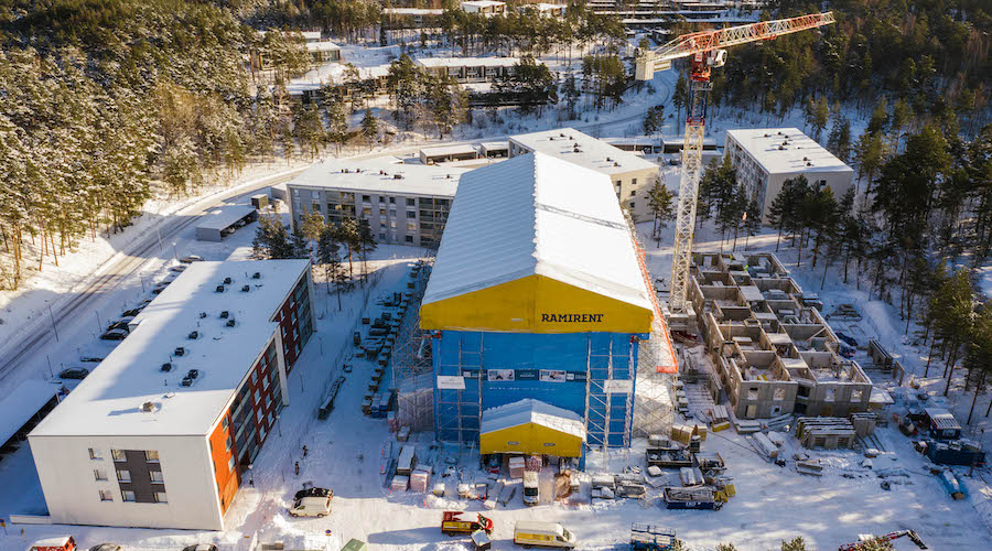 Kuvassa TVT Asuntojen rakennustyömaa lumisissa maisemissa puiden ympäröimänä.