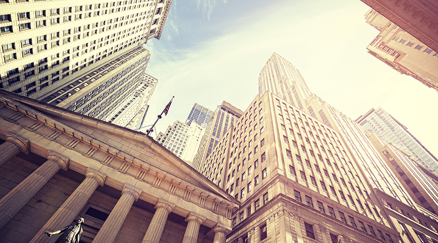 Näkymä taivaalle New Yorkin Wall Streetiltä