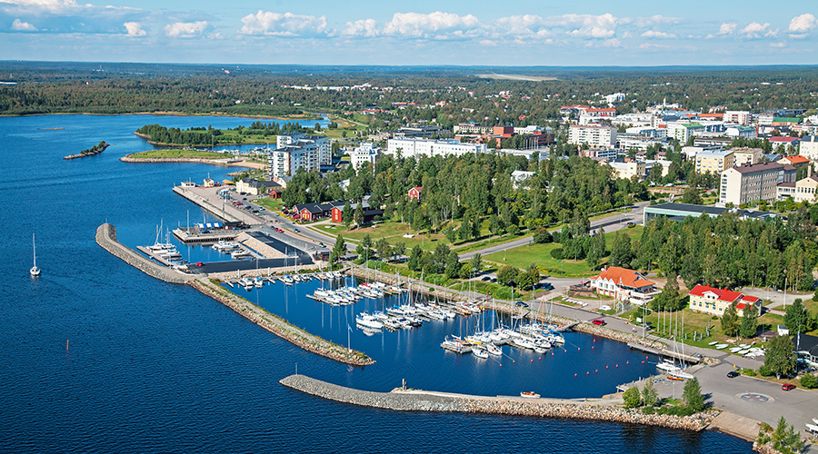 Kemin kaupunki ilmasta kuvattuna aurinkoisena kesäpäivänä