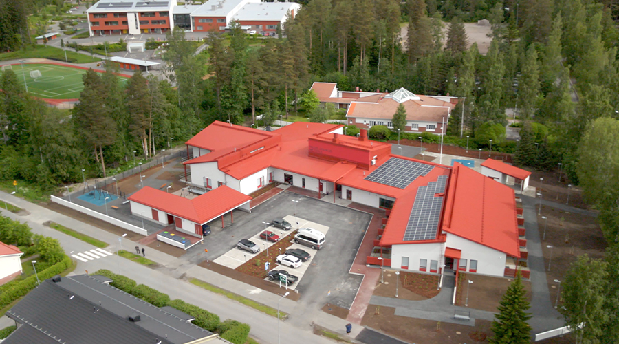 Ilmakuva punakattoisesta palvelukeskuksesta.