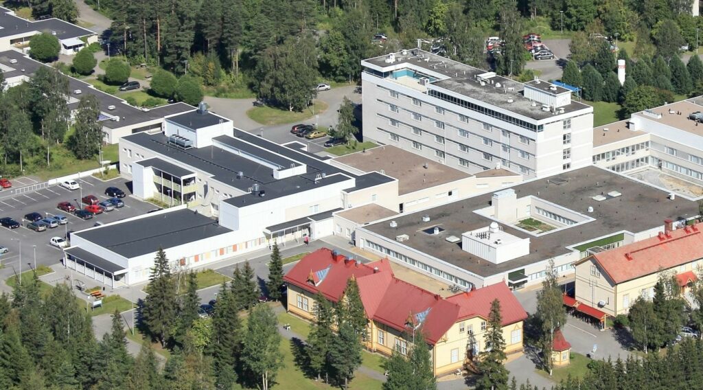 Kuvassa on Raahen sairaala ilmasta kuvattuna aurinkoisena päivänä.