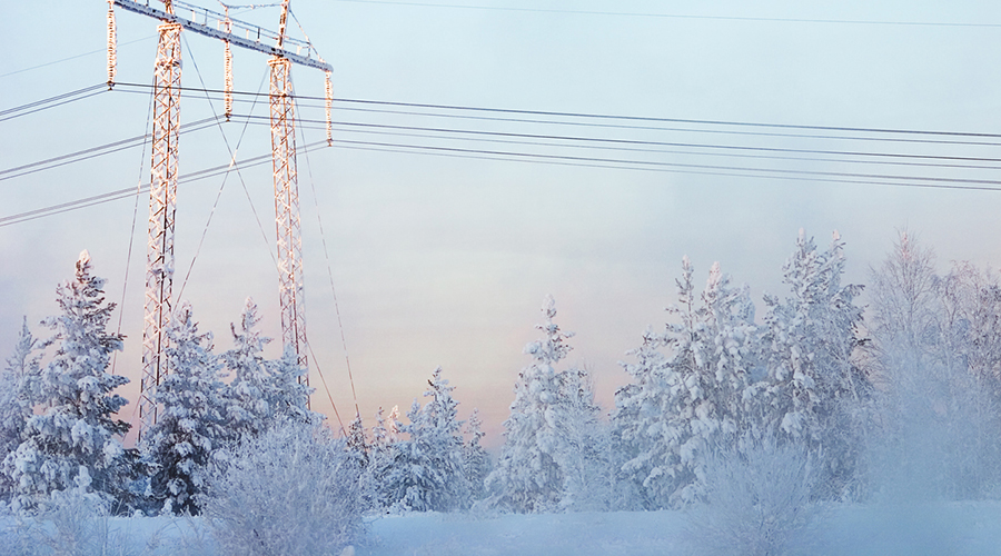 Sähkölinjat talvisessa maisemassa