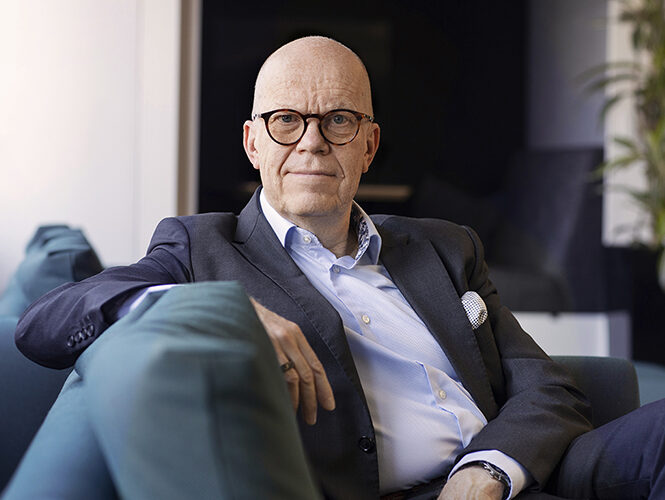 Esa Kallio istuu sohvalla Kuntarahoituksen toimistolla.