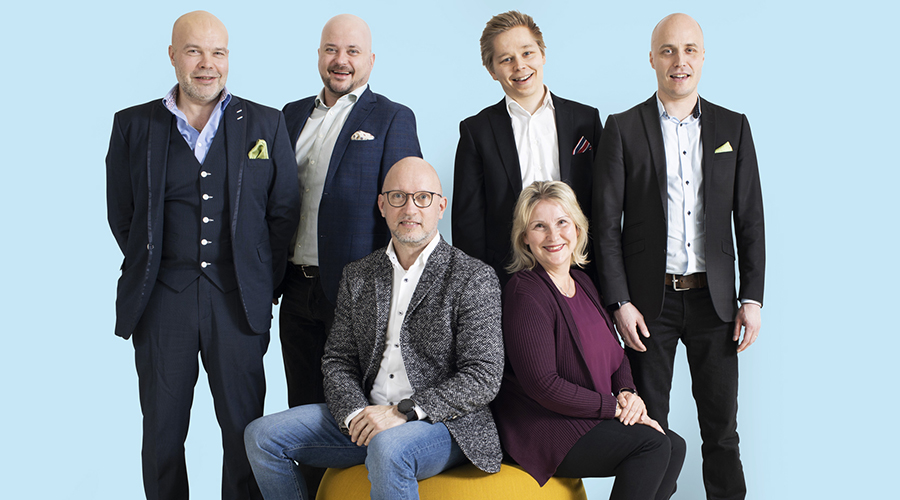 Ryhmäkuva kuudesta asiakkuustiimin jäsenestä.
