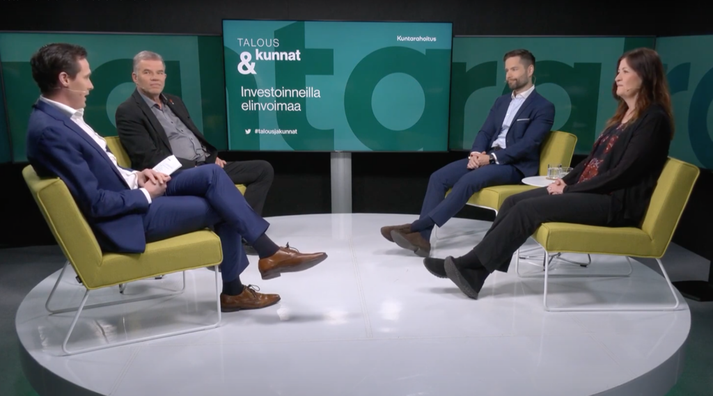 Mika Korhonen, Harri Virta, Ville RIihinen ja Katja Ahola istuvat studiossa keltaisilla nojatuoleilla keskustelemassa.