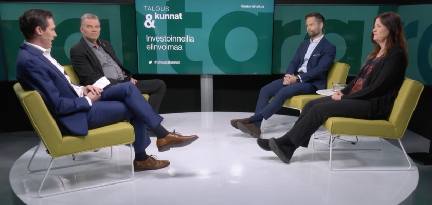 Mika Korhonen, Harri Virta, Ville RIihinen ja Katja Ahola istuvat studiossa keltaisilla nojatuoleilla keskustelemassa.