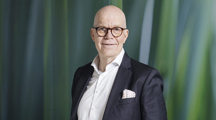Esa Kallio Kuntarahoituksen toimistolla kuvattuna.