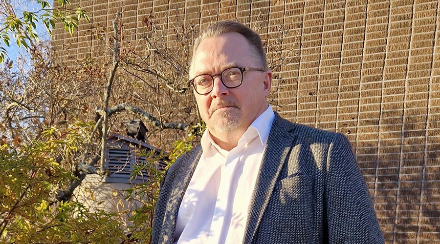 Kunnanjohtaja Matti Mäkinen Hankasalmen kunnantalon edustalla.