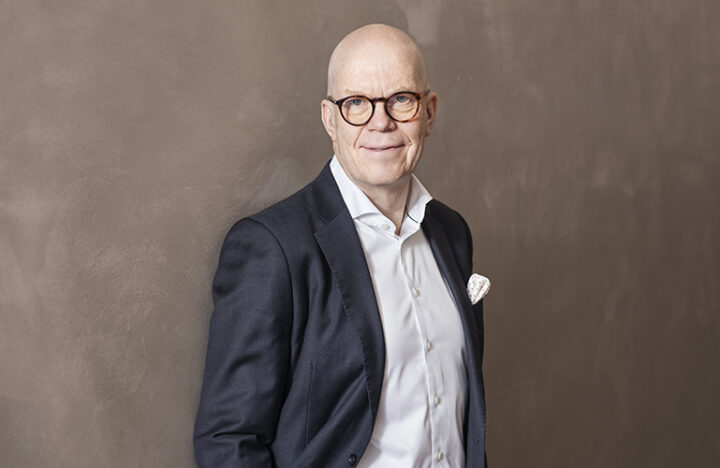 Esa Kallio seinän vieressä seisomassa.