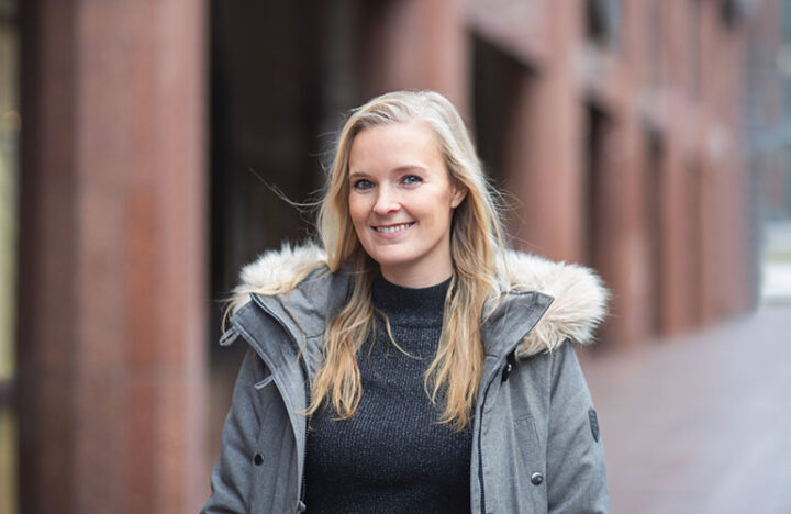 HR-asiantuntija Laura Kari Kuntarahoituksen toimiston edustalla Helsingin Kampissa.
