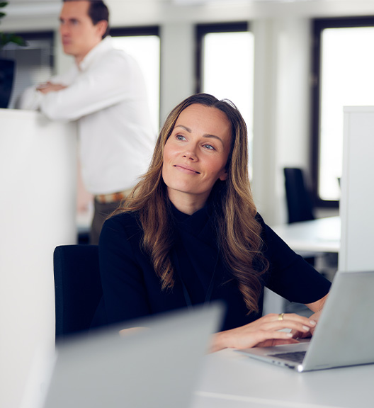 Woman sitting with a laptop