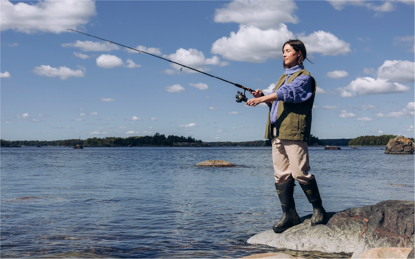 Kuntarahoitus on vastuullinen työnantaja - henkilö kalastaa järvellä.