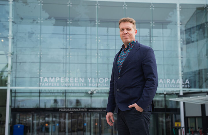 Mikko Hannola Tampereen yliopistollisen sairaalan edessä.