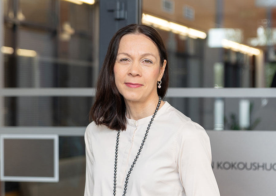 Keski-Pohjanmaan hyvinvointialue Soiten talousjohtaja Helinä Saarela Soiten tiloissa kuvattuna.