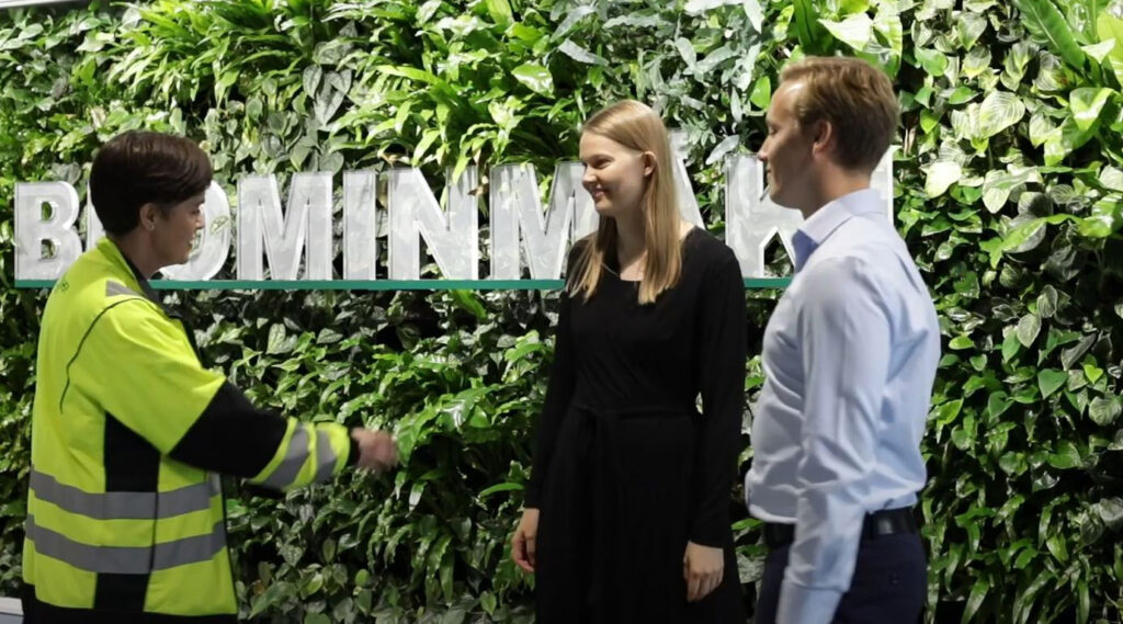 Karoliina Kajova and Aaro Koski shaking hands with Anna Kuolkkanen at Blominmäki wastewater plant