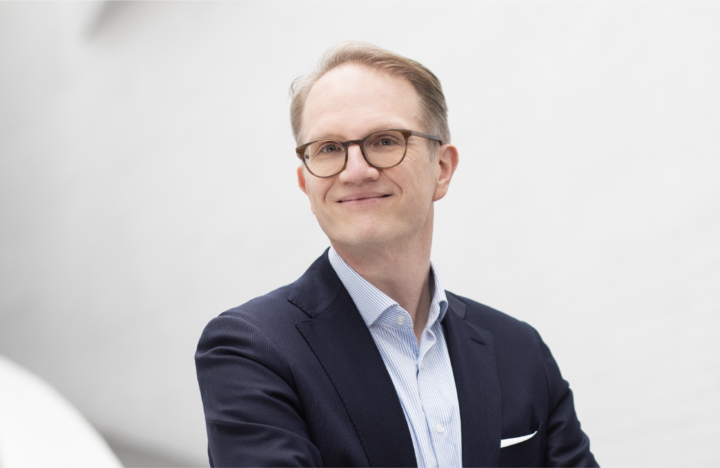 Kuvassa on Kuntarahoituksen pääekonomisti Timo Vesala.