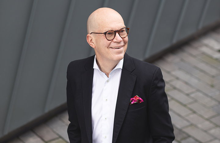 Kuntarahoituksen toimitusjohtaja Esa Kallio katsoo yläviistoon ja hymyilee.