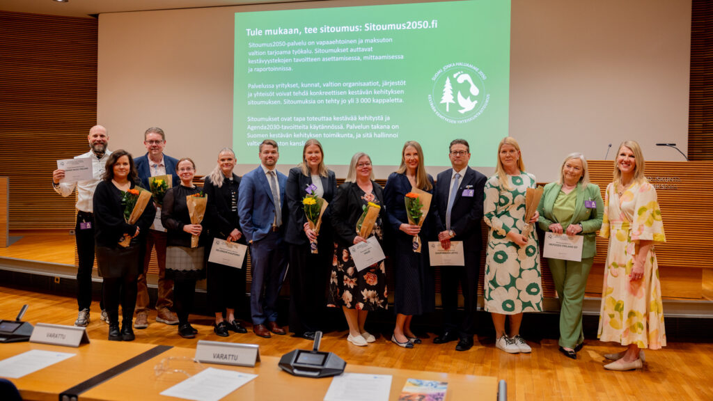 Kuvassa vapaaehtoisten kestävyyssitoumusten palkinnon saajat vuodelta 2025.