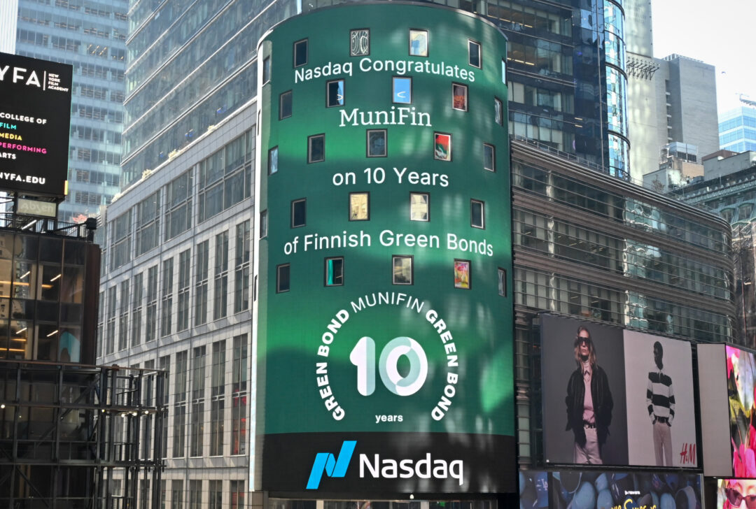 Kuvassa on Nasdaqin onnitteluviesti Kuntarahoitukselle New Yorkin TImes Squarella.